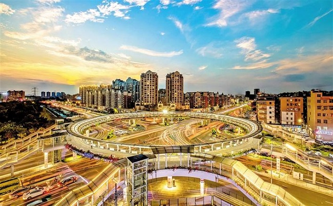 龍華區(qū)大和站天橋夜景