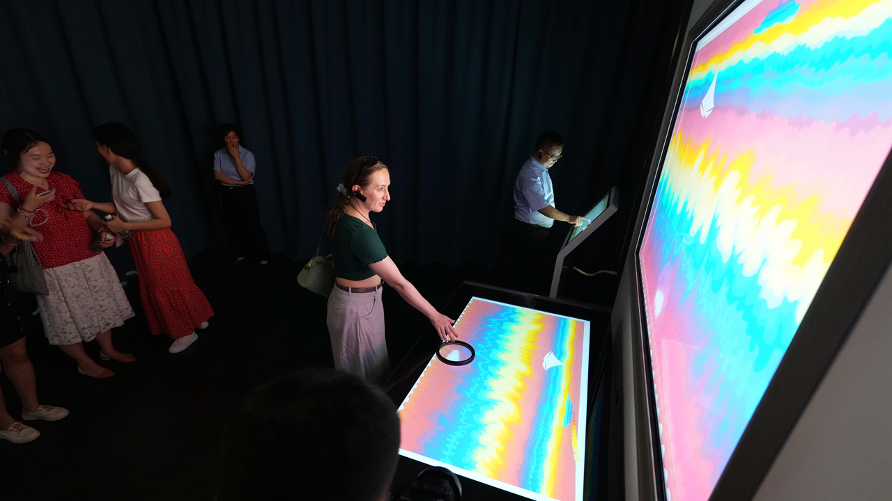 Expat researcher visit Guanlan Print Village