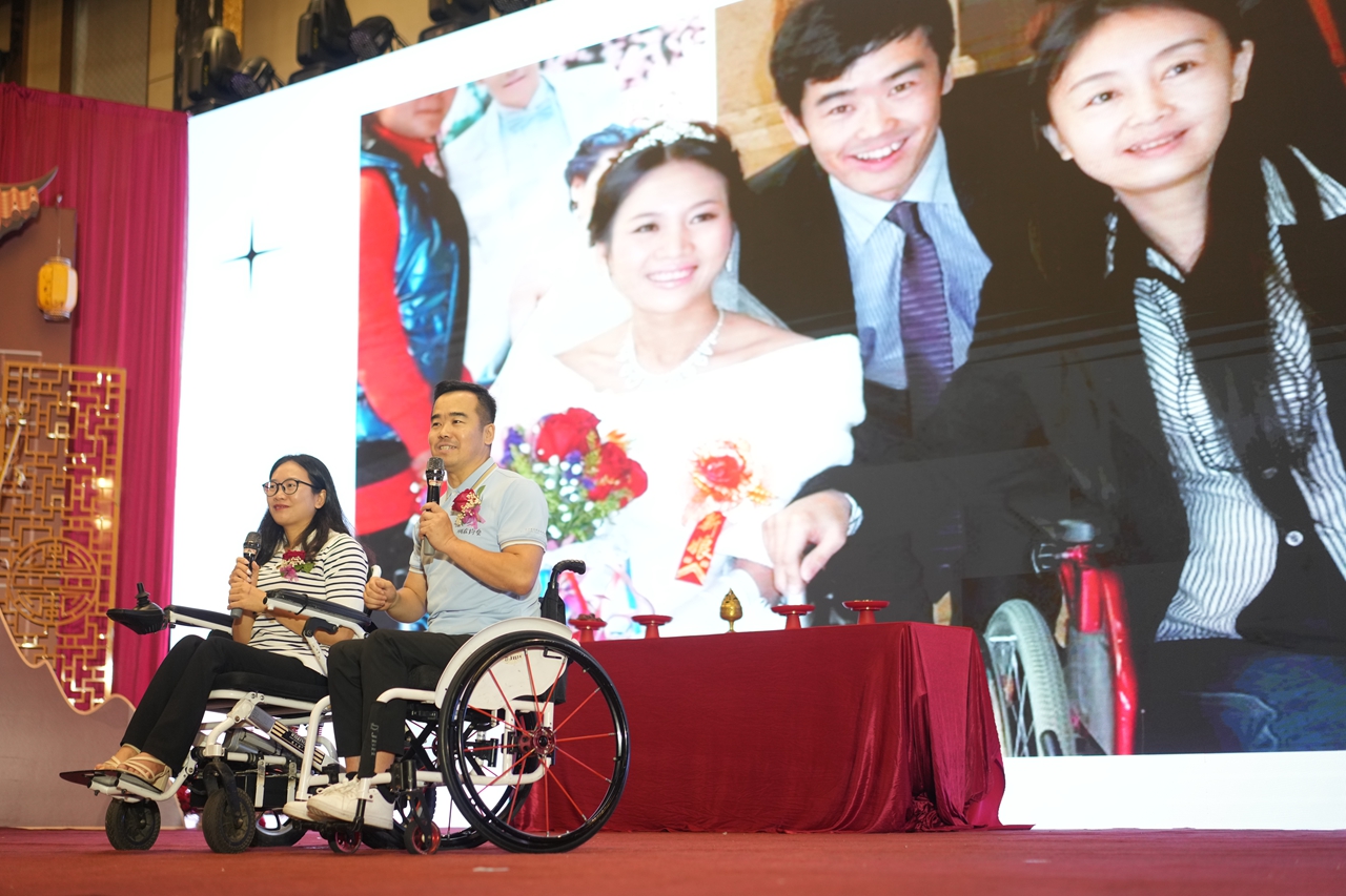 已婚的殘疾人夫妻分享他們的生活_副本.jpg