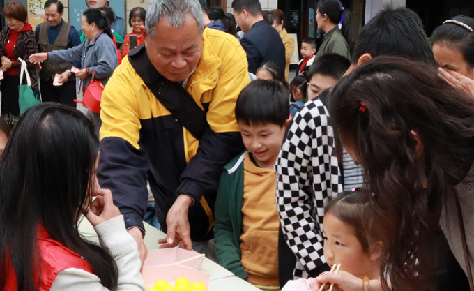福城街道丹湖社區開展“金蛇鬧元宵&middot;巳巳皆如意”合家歡聚鬧元宵活動.png