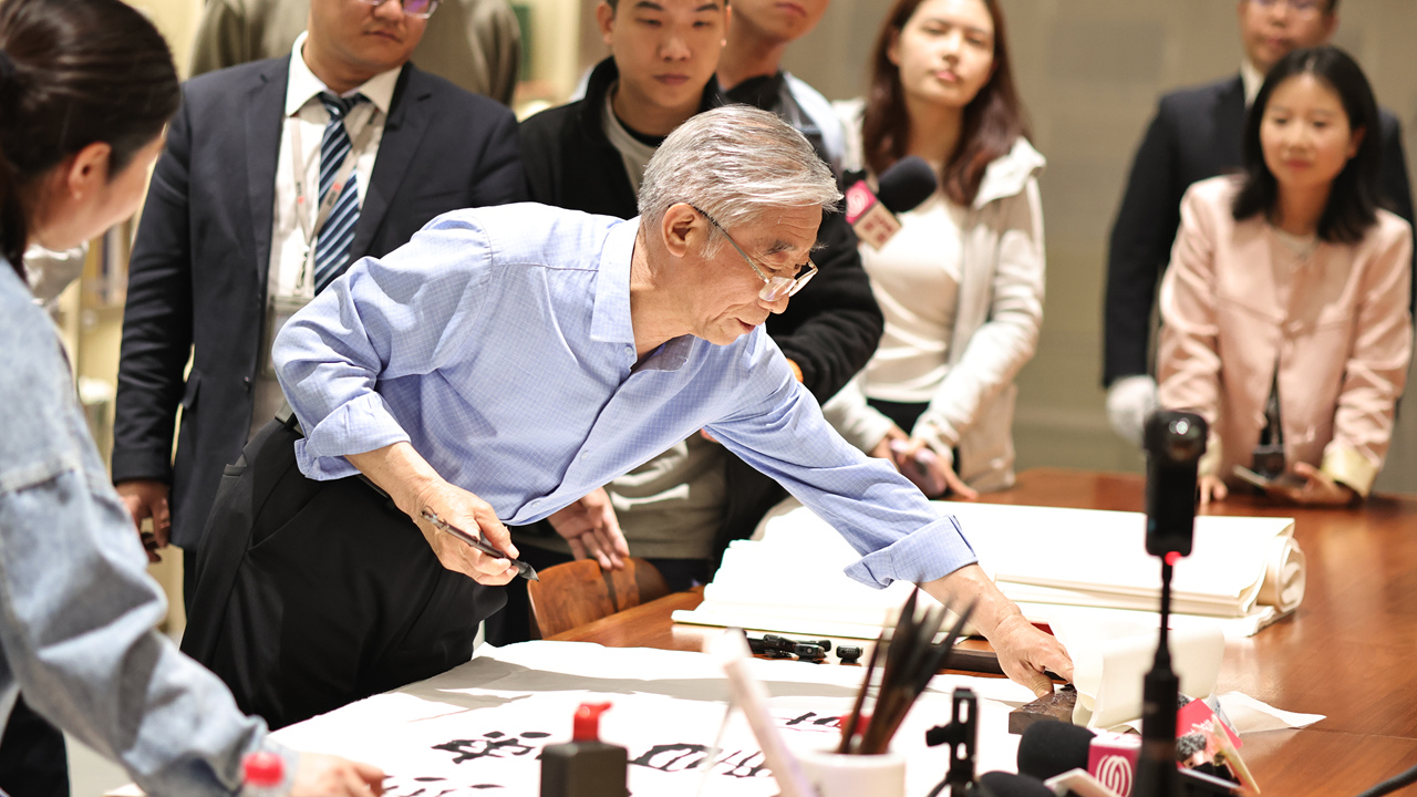 Viral calligrapher explores futuristic ‘magic library’,longhua,longhua district,Longhua Government Online