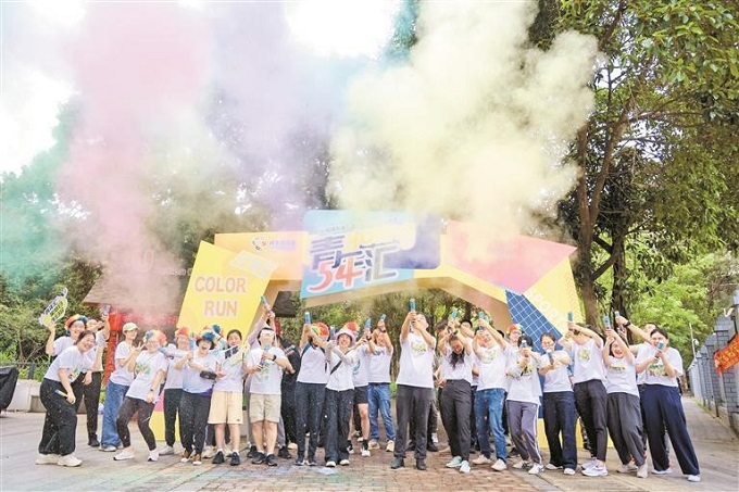 福城街道九龍山社區(qū)“九龍山聲音”項目青年彩虹跑在綠道活力開跑.jpg