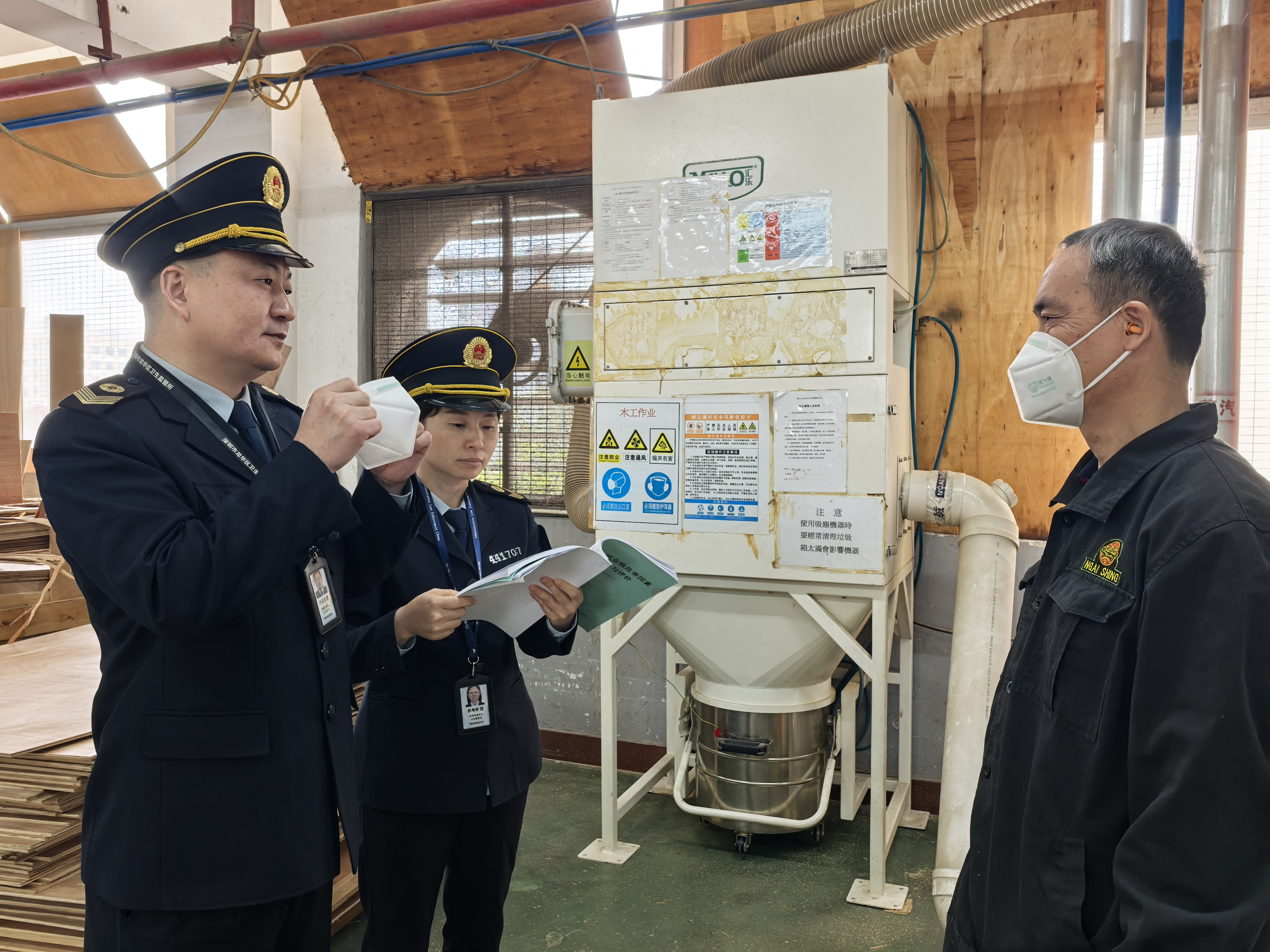 龍華區(qū)執(zhí)法人員開展職業(yè)病防治檢查.jpg