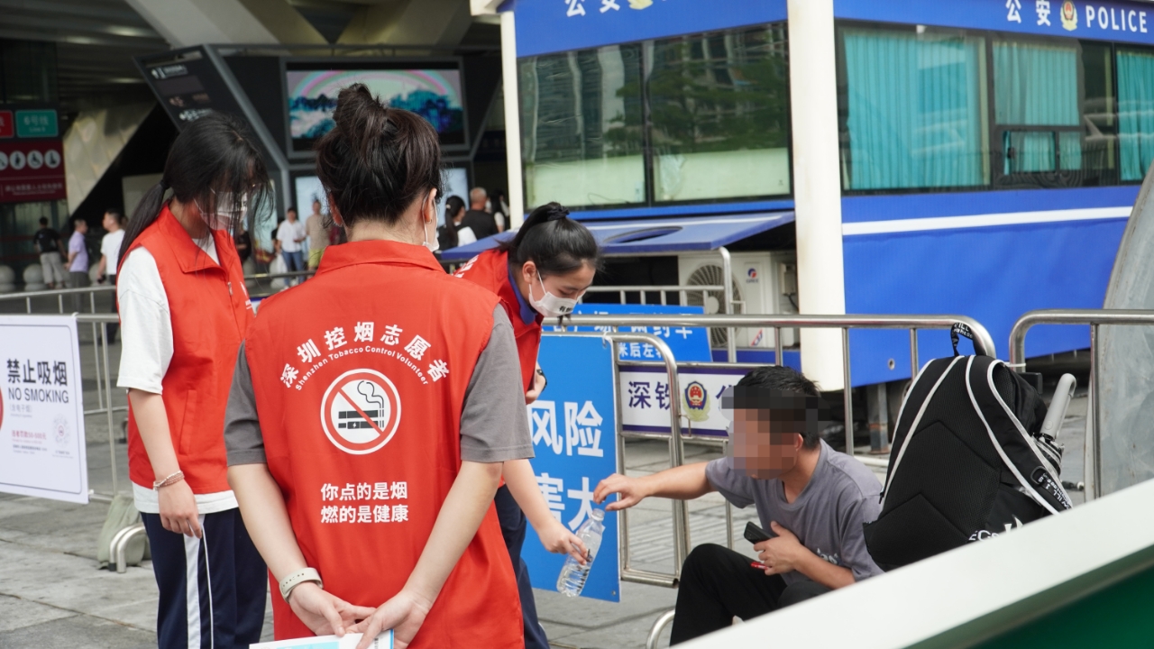 香港紫荊學院深圳福華學校學生志愿者開展控煙宣傳及勸導2.jpg