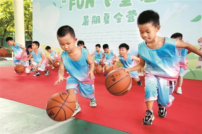 福城街道福民社區“FUN飛童想”暑期夏令營在福民社區黨群服務中心籃球場落下帷幕2.jpg